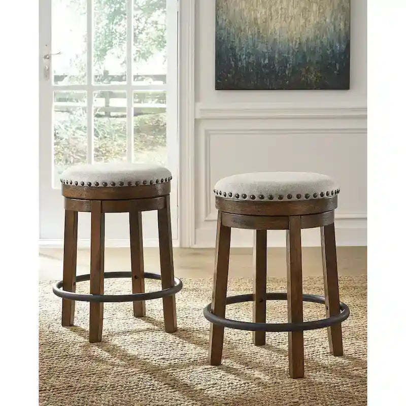 Tabouret de bar pivotant rustique-industriel avec garniture cloutée