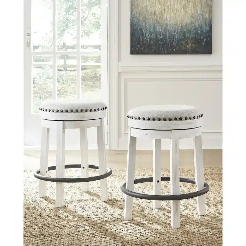 Tabouret de bar pivotant rustique-industriel avec garniture cloutée