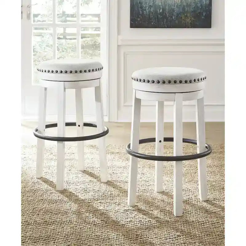 Tabouret de bar pivotant rustique-industriel avec garniture cloutée